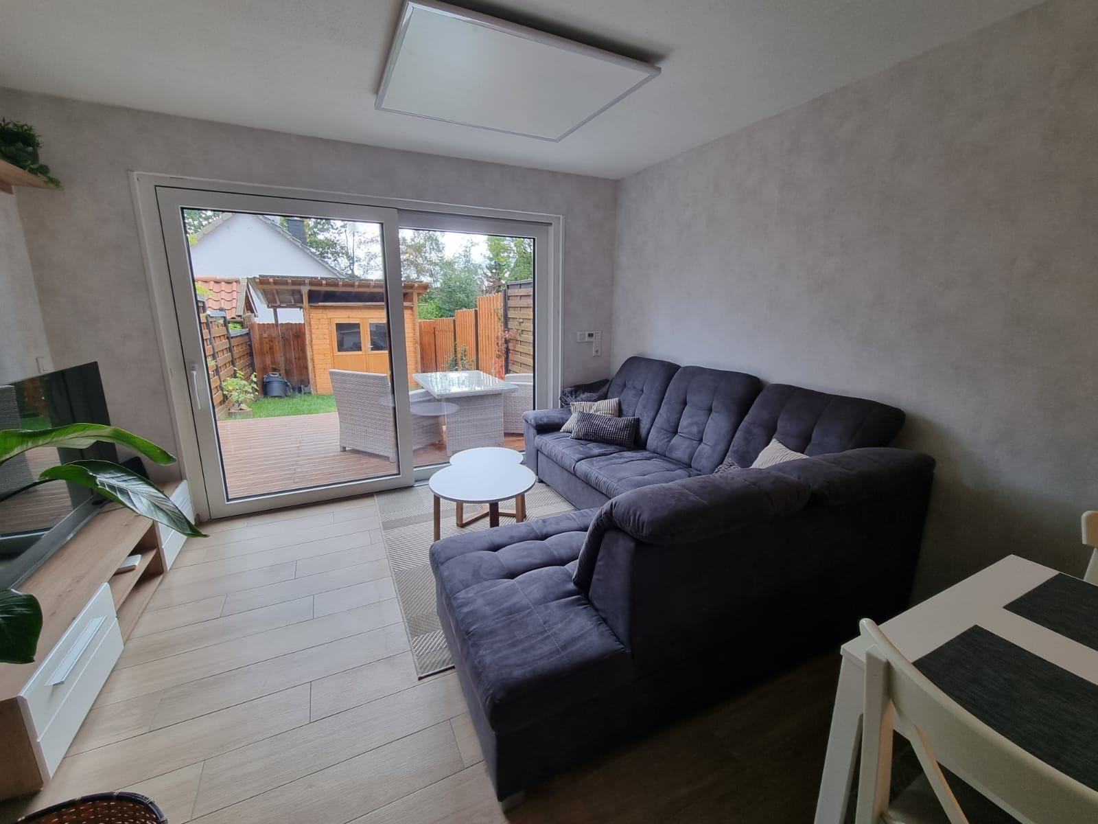 Wohnbereich mit Zugang zur Terrasse